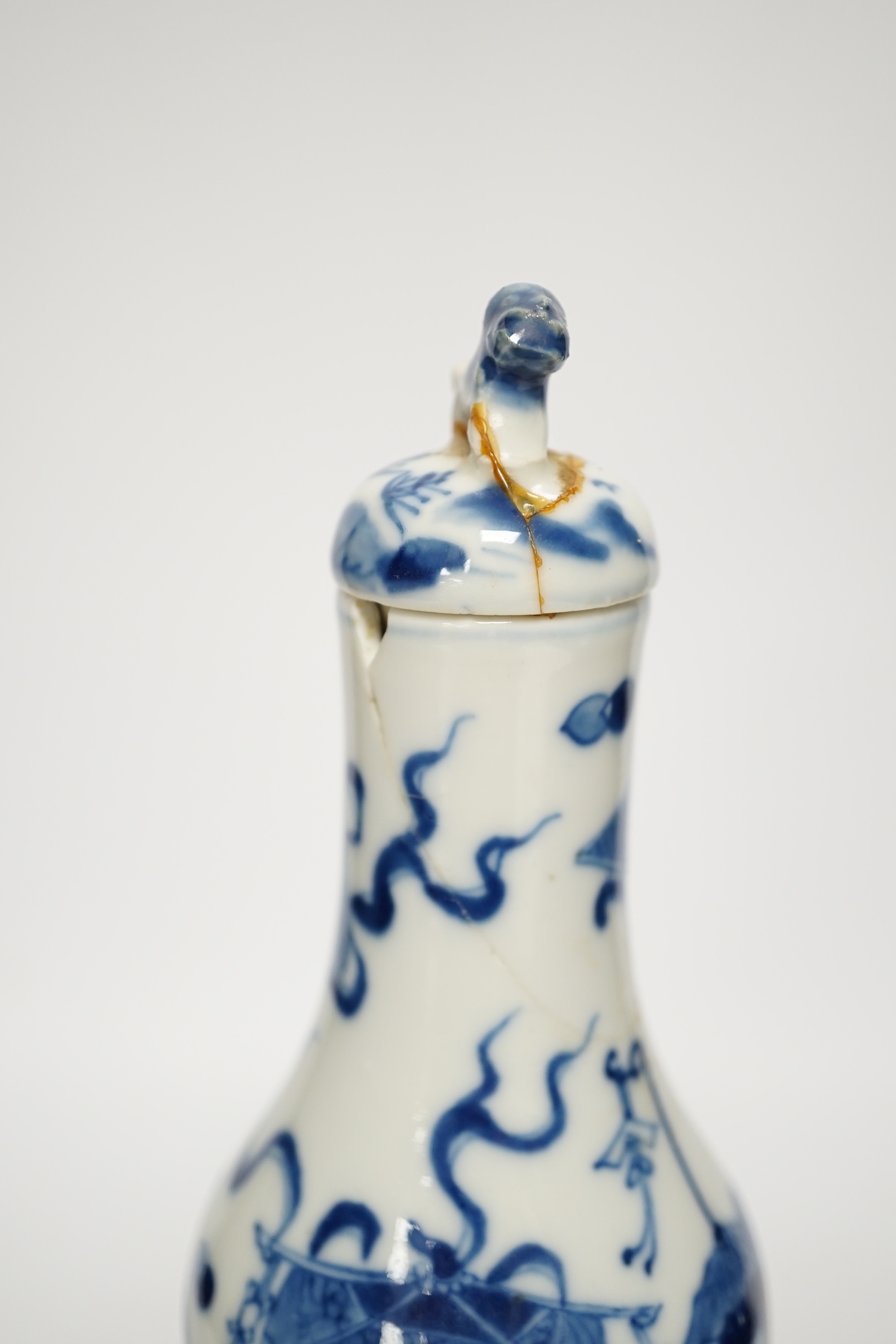 A late 19th century Chinese blue and white double gourd vase and cover 26cm high